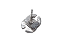 Load image into Gallery viewer, CHANEL シャネル ココマーク ピアス 重量約1.7g 00T刻印 ヴィンテージ シルバー ブラック メタル 両耳用 美品 中古 4b000381