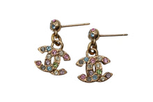 Load image into Gallery viewer, 極美品 CHANEL シャネル ココマーク ピアス 重量約3.8g 05P刻印 メタル ラインストーン ゴールド マルチカラー クリア 両耳用 中古 4b000382