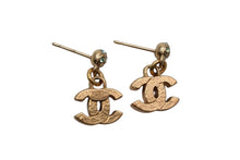 Load image into Gallery viewer, 極美品 CHANEL シャネル ココマーク ピアス 重量約3.8g 05P刻印 メタル ラインストーン ゴールド マルチカラー クリア 両耳用 中古 4b000382