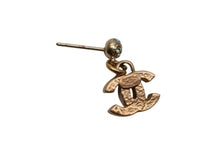 Load image into Gallery viewer, 極美品 CHANEL シャネル ココマーク ピアス 重量約3.8g 05P刻印 メタル ラインストーン ゴールド マルチカラー クリア 両耳用 中古 4b000382