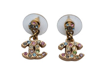 Load image into Gallery viewer, 極美品 CHANEL シャネル ココマーク ピアス 重量約3.8g 05P刻印 メタル ラインストーン ゴールド マルチカラー クリア 両耳用 中古 4b000382