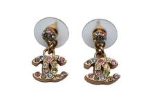 Load image into Gallery viewer, 極美品 CHANEL シャネル ココマーク ピアス 重量約3.8g 05P刻印 メタル ラインストーン ゴールド マルチカラー クリア 両耳用 中古 4b000382