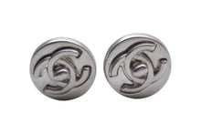 Load image into Gallery viewer, CHANEL シャネル ターンロック イヤリング 重量約6.2g 97A刻印 ココマーク メタル シルバー ヴィンテージ 両耳用 美品 中古 4b000384