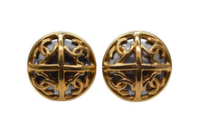 Load image into Gallery viewer, CHANEL シャネル ココマーク イヤリング 重量約20.6g 03P刻印 くり抜き ミラーデザイン ゴールド メタル 両耳用 美品 中古 4b000385