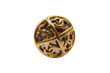 Load image into Gallery viewer, CHANEL シャネル ココマーク イヤリング 重量約20.6g 03P刻印 くり抜き ミラーデザイン ゴールド メタル 両耳用 美品 中古 4b000385