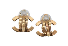 Load image into Gallery viewer, CHANEL シャネル ココマーク イヤリング 重量約6.0g 05A刻印 ラインストーン メタル ゴールド クリア 両耳用 美品 中古 4b000387