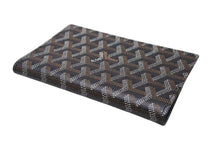 Load image into Gallery viewer, 新品未使用 GOYARD ゴヤール パスポートケース パスケース PVC レザー ブラック ヘリンボーン フランス製 中古 4b000488