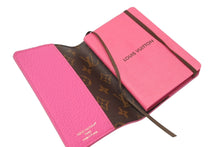 Load image into Gallery viewer, 新品同様 LOUIS VUITTON ルイヴィトン ノートブックカバーPM ノート GI1212 イニシャル入り トリヨンレザー ピンク ブラウン 中古 4b004896