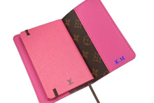 Load image into Gallery viewer, 新品同様 LOUIS VUITTON ルイヴィトン ノートブックカバーPM ノート GI1212 イニシャル入り トリヨンレザー ピンク ブラウン 中古 4b004896