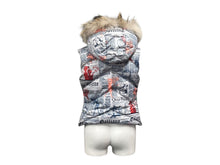 Load image into Gallery viewer, 極美品 JOHN GALLIANO ジョンガリアーノ ニュースペーパーファーベスト ホワイト マルチカラー ポリエステル 1200W0JBJAAS2 中古 4b000685