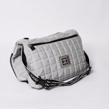 Load image into Gallery viewer, 極美品 CHANEL シャネル スポーツライン ショルダーバッグ A28543 9番台 ココマーク チョコバー グレー シルバー金具 中古 4a000069