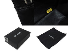 Load image into Gallery viewer, CHANEL シャネル イーストウエスト チェーンショルダーバッグ 10番台 2006年 ラムスキン ブラック シルバー金具 美品 中古 4b000759