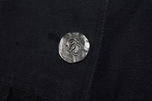 画像をギャラリービューアに読み込む, CHANEL シャネル ジャケット ココマーク ロゴ ボタン 06P P28166V18378 ブラック シルク サイズ38 美品 中古 4b000858