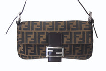 画像をギャラリービューアに読み込む, FENDI フェンディ マンマバケット ワンショルダーバッグ 26424 ズッカ柄 ブラウン シルバー金具 美品 中古 4b001007