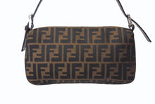 画像をギャラリービューアに読み込む, FENDI フェンディ マンマバケット ワンショルダーバッグ 26424 ズッカ柄 ブラウン シルバー金具 美品 中古 4b001007