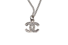 Load image into Gallery viewer, 極美品 CHANEL シャネル クリアライトストーンココマークネックレス 06V刻印 重量約4.5 シルバー メタル ラインストーン 中古 4b001032