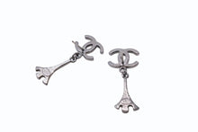 Load image into Gallery viewer, 極美品 CHANEL シャネル エッフェル塔ココマークピアス 06C刻印 重量約4.5 ホワイト シルバー メタル 中古 4b001061