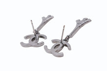 Load image into Gallery viewer, 極美品 CHANEL シャネル エッフェル塔ココマークピアス 06C刻印 重量約4.5 ホワイト シルバー メタル 中古 4b001061