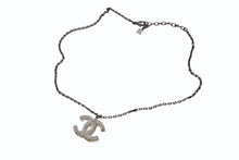 Load image into Gallery viewer, 極美品 CHANEL シャネル クリアラインストーンココマークネックレス 05P刻印 重量約8.7g メタル レジン シルバー 中古 4b001063