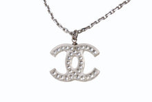 Load image into Gallery viewer, 極美品 CHANEL シャネル クリアライトストーンココマークネックレス 06V刻印 重量約4.5 シルバー メタル ラインストーン 中古 4b001066