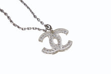 Load image into Gallery viewer, 極美品 CHANEL シャネル クリアライトストーンココマークネックレス 06V刻印 重量約4.5 シルバー メタル ラインストーン 中古 4b001066