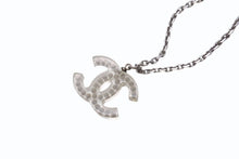 Load image into Gallery viewer, 極美品 CHANEL シャネル クリアライトストーンココマークネックレス 06V刻印 重量約4.5 シルバー メタル ラインストーン 中古 4b001066