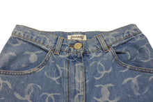 Load image into Gallery viewer, 極美品 CHANEL シャネル ココマーク ワイドデニムパンツ スパンコール刺繍 P75557V67154 コットン ブルー ゴールド サイズ36 中古 4b001103