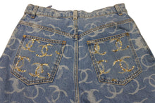 Load image into Gallery viewer, 極美品 CHANEL シャネル ココマーク ワイドデニムパンツ スパンコール刺繍 P75557V67154 コットン ブルー ゴールド サイズ36 中古 4b001103