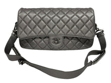 Load image into Gallery viewer, CHANEL シャネル デカマトラッセ シングルフラップ シルバー 22番台 キャビアスキン シルバー金具 美品 中古 4b011129