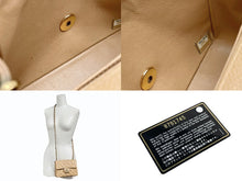 Load image into Gallery viewer, 極美品 CHANEL シャネル ミニマトラッセ ベージュ キャビアスキン 8番台 ラムスキン ショルダーバッグ 中古 4b011132