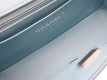 Load image into Gallery viewer, 新品同様 CHANEL シャネル ミニマトラッセ19 ターコイズ ブルー ランダム ラムスキン ココマーク シルバー金具 中古 4b011173