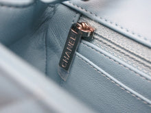 Load image into Gallery viewer, 新品同様 CHANEL シャネル ミニマトラッセ19 ターコイズ ブルー ランダム ラムスキン ココマーク シルバー金具 中古 4b011173