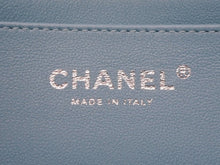 Load image into Gallery viewer, 新品同様 CHANEL シャネル ミニマトラッセ19 ターコイズ ブルー ランダム ラムスキン ココマーク シルバー金具 中古 4b011173