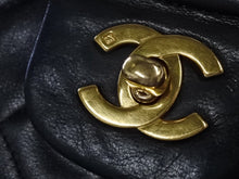 Load image into Gallery viewer, CHANEL シャネル マトラッセ25 Wフラップ Wチェーンショルダーバッグ ココマーク ラムスキン ブラック ゴールド金具 美品 中古 4b010960