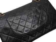 Load image into Gallery viewer, CHANEL シャネル マトラッセ25 Wフラップ Wチェーンショルダーバッグ ココマーク ラムスキン ブラック ゴールド金具 美品 中古 4b010960