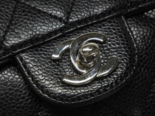 Load image into Gallery viewer, 極美品 CHANEL シャネル イーストウエスト ショルダーバッグ キャビアスキン 9番台 黒×シルバー 中古 4b011165