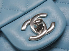 Load image into Gallery viewer, 新品同様 CHANEL シャネル ミニマトラッセ19 ターコイズ ブルー ランダム ラムスキン ココマーク シルバー金具 中古 4b011173