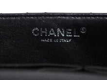 Load image into Gallery viewer, 極美品 CHANEL シャネル イーストウエスト ショルダーバッグ キャビアスキン 9番台 黒×シルバー 中古 4b011165