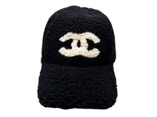 Load image into Gallery viewer, 極美品 CHANEL シャネル 25AW ムートンキャップ ハット 帽子 AAB264 ココマーク ブラック ホワイト 中古 4b010861