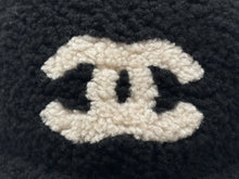 Load image into Gallery viewer, 極美品 CHANEL シャネル 25AW ムートンキャップ ハット 帽子 AAB264 ココマーク ブラック ホワイト 中古 4b010861