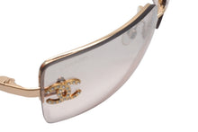 Load image into Gallery viewer, 極美品 CHANEL シャネル ココマーク リムレス サングラス 4104-B イタリア製 メタル ラインストーン ゴールド金具 サイズ62◻︎15 中古 4b011283