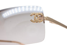 Load image into Gallery viewer, 極美品 CHANEL シャネル ココマーク リムレス サングラス 4104-B イタリア製 メタル ラインストーン ゴールド金具 サイズ62◻︎15 中古 4b011283