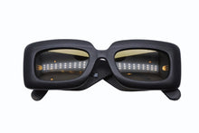 Load image into Gallery viewer, 極美品 GUCCI グッチ バッドマンモデル サングラス GGロゴ GG0816S レザー ブラック イエロー ゴールド金具 サイズ52◻︎22 145 中古 4b011288