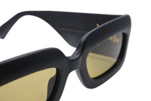 Load image into Gallery viewer, 極美品 GUCCI グッチ バッドマンモデル サングラス GGロゴ GG0816S レザー ブラック イエロー ゴールド金具 サイズ52◻︎22 145 中古 4b011288