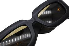 Load image into Gallery viewer, 極美品 GUCCI グッチ バッドマンモデル サングラス GGロゴ GG0816S レザー ブラック イエロー ゴールド金具 サイズ52◻︎22 145 中古 4b011288