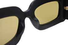 Load image into Gallery viewer, 極美品 GUCCI グッチ バッドマンモデル サングラス GGロゴ GG0816S レザー ブラック イエロー ゴールド金具 サイズ52◻︎22 145 中古 4b011288