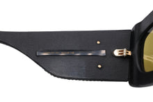 Load image into Gallery viewer, 極美品 GUCCI グッチ バッドマンモデル サングラス GGロゴ GG0816S レザー ブラック イエロー ゴールド金具 サイズ52◻︎22 145 中古 4b011288