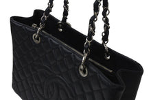 Load image into Gallery viewer, CHANEL シャネル マトラッセ GSTチェーントート A50995 13番台 キャビアスキン ブラック シルバー金具 美品 中古 4b001130