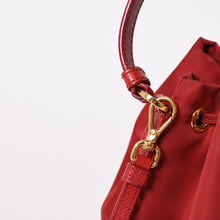 画像をギャラリービューアに読み込む, 極美品 PRADA プラダ 2WAY 巾着 ショルダーバッグ トライアングルロゴ テスート サフィアーノレザー レッド ゴールド金具 中古 4b013926