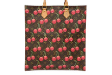 Load image into Gallery viewer, 極美品 LOUIS VUITTON ルイ ヴィトン トートバッグ 村上隆 M95010 サックプラ モノグラムチェリー PVC 2005年 ブラウン 中古 4b011358